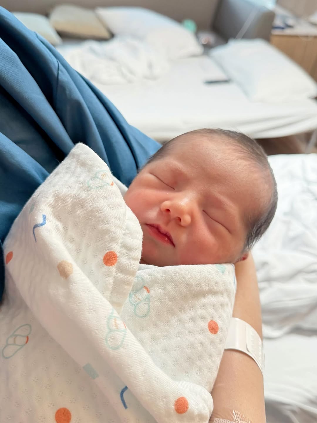 ออม - สุชาร์ มานะยิ่ง