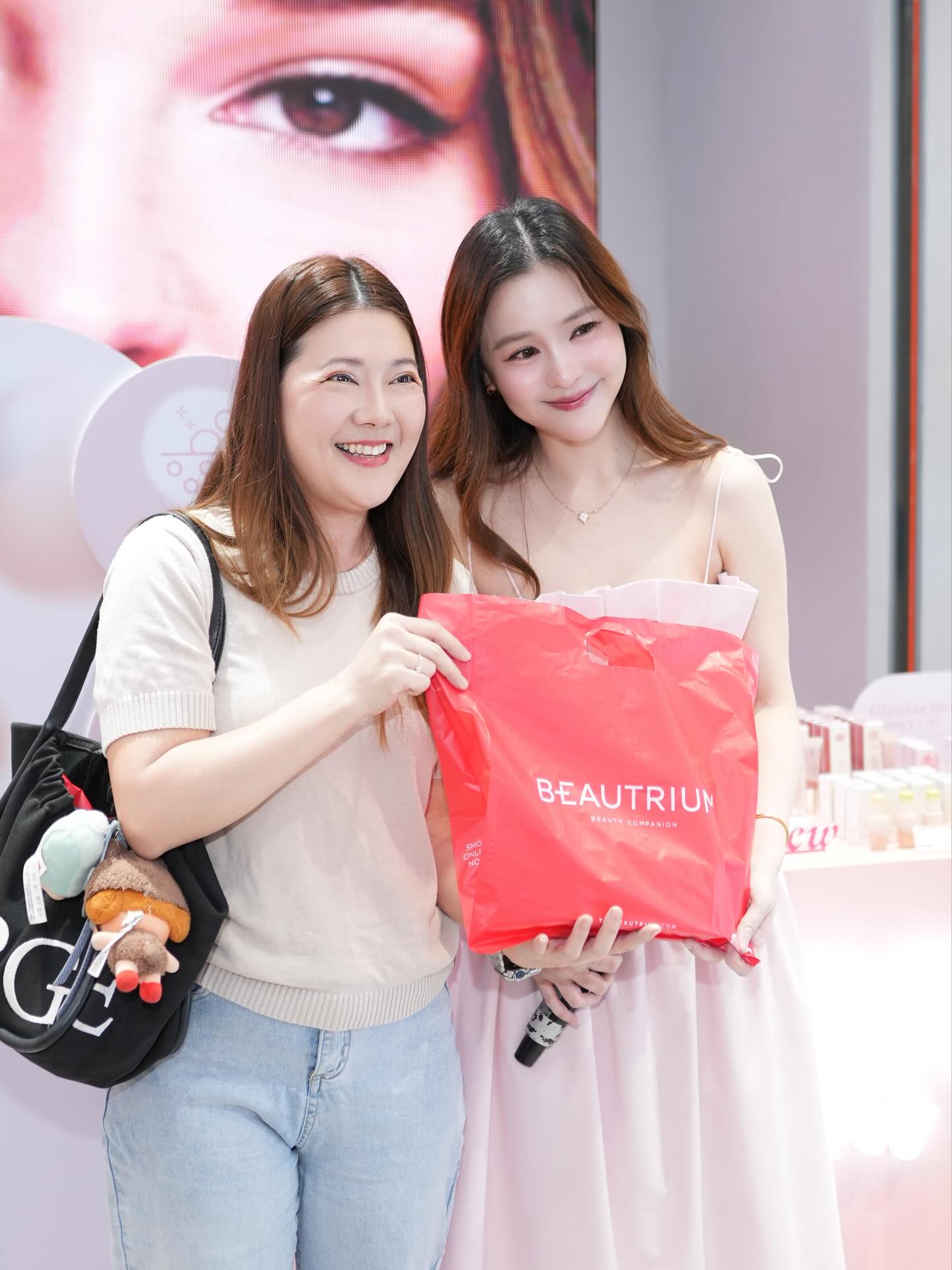 ออม - สุชาร์ มานะยิ่ง