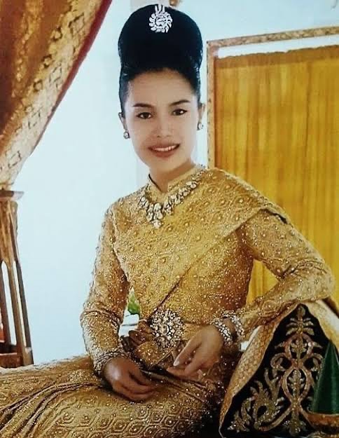เอ๋ - พรทิพย์ สกิดใจ