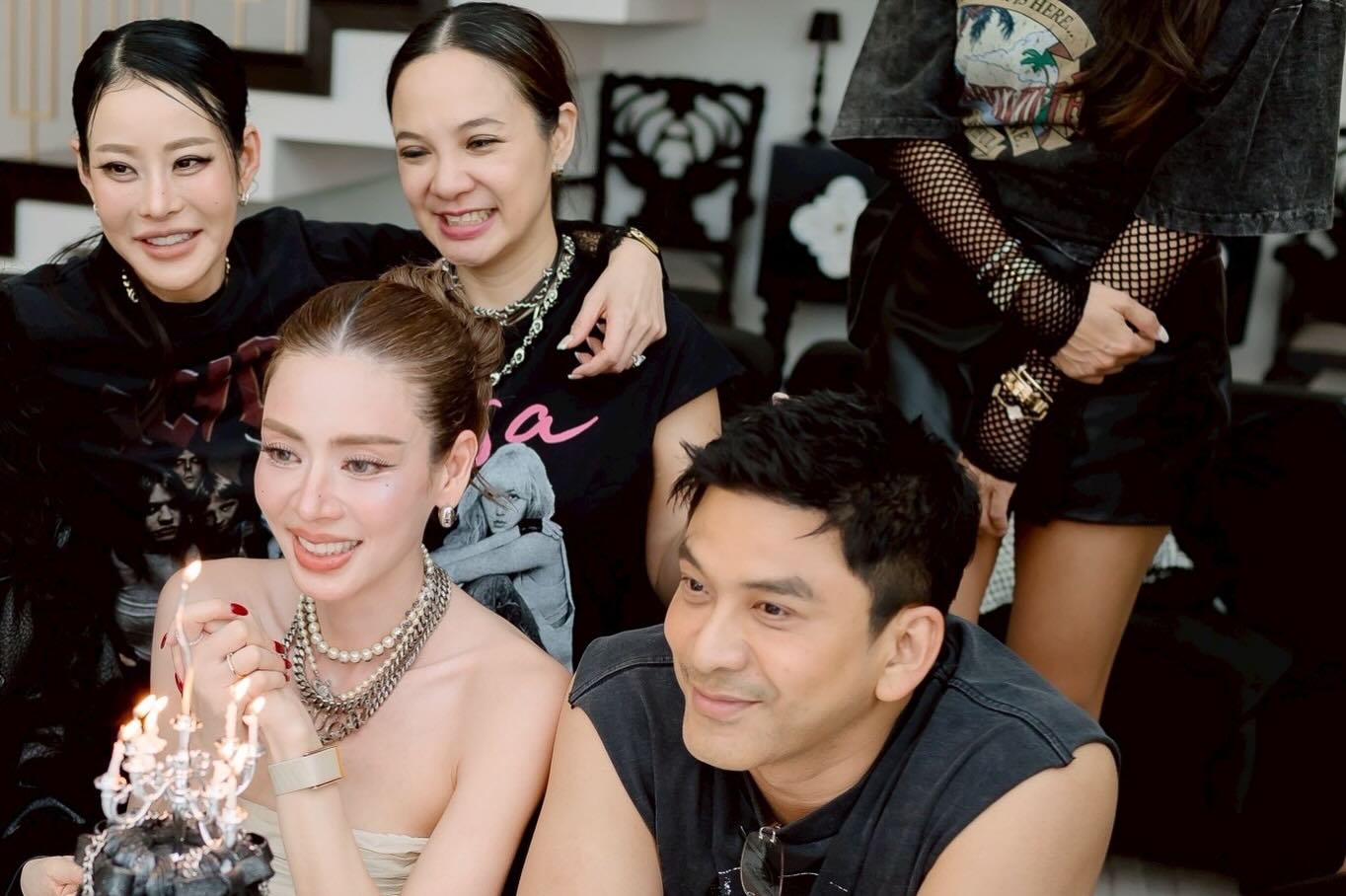 เอ๋ - พรทิพย์ สกิดใจ