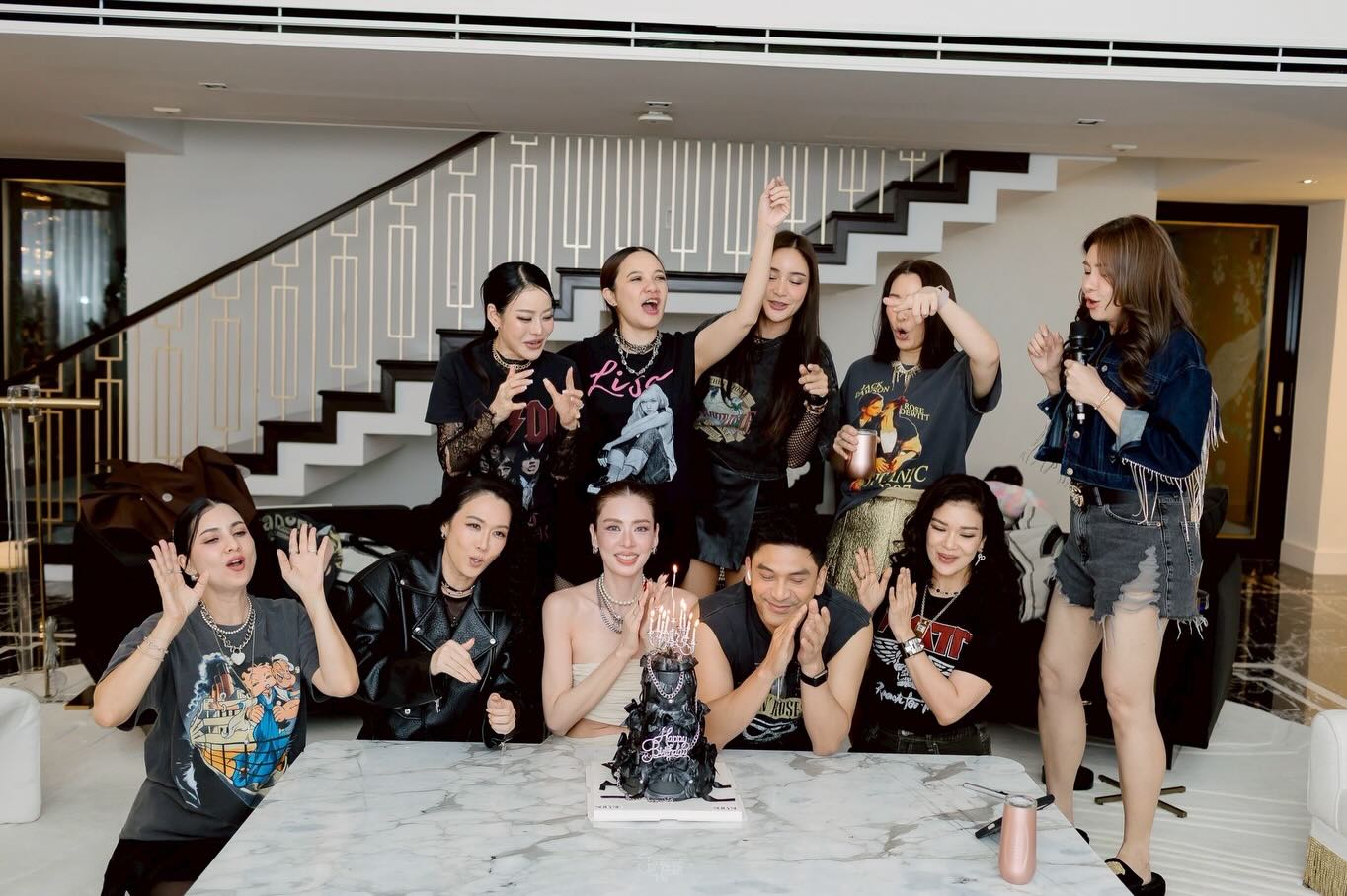 เอ๋ - พรทิพย์ สกิดใจ