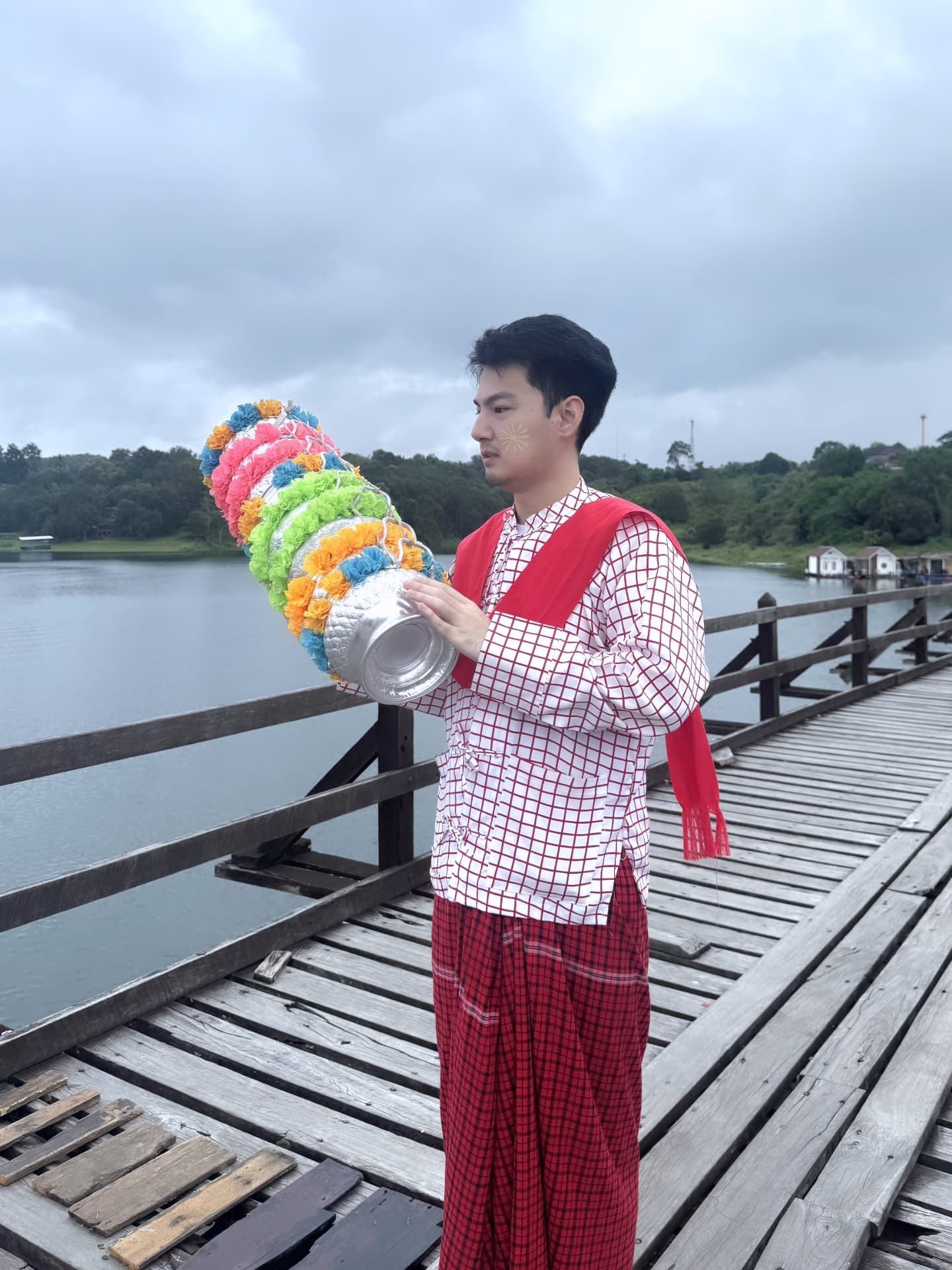 เจมส์ - ภูริพรรธน์ เวชวงศาเตชาวัชร์