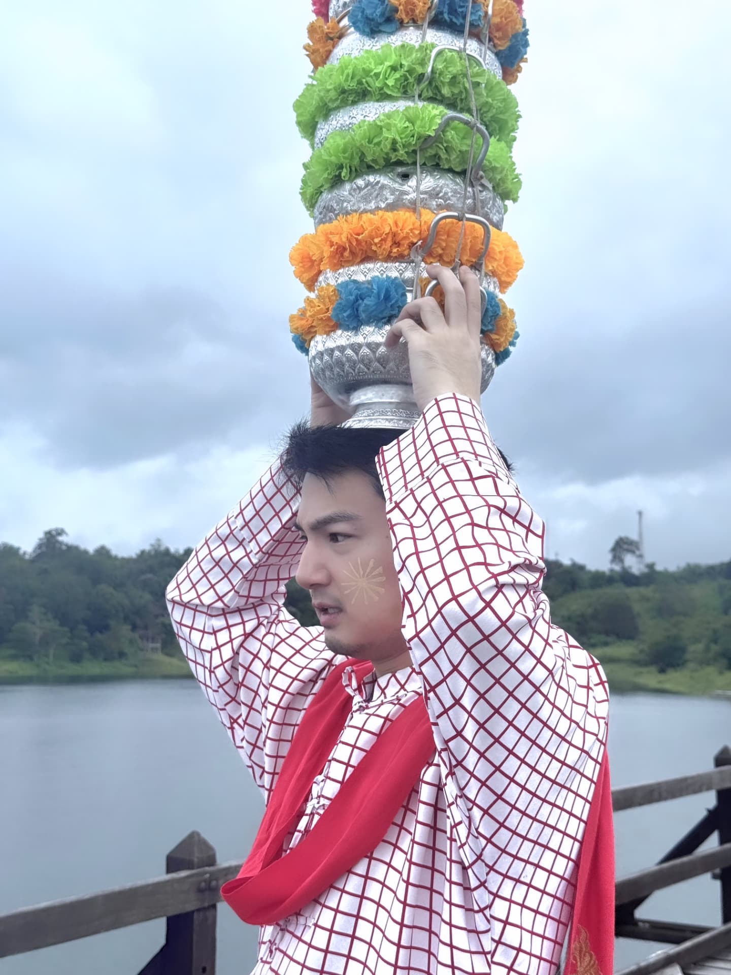 เจมส์ - ภูริพรรธน์ เวชวงศาเตชาวัชร์