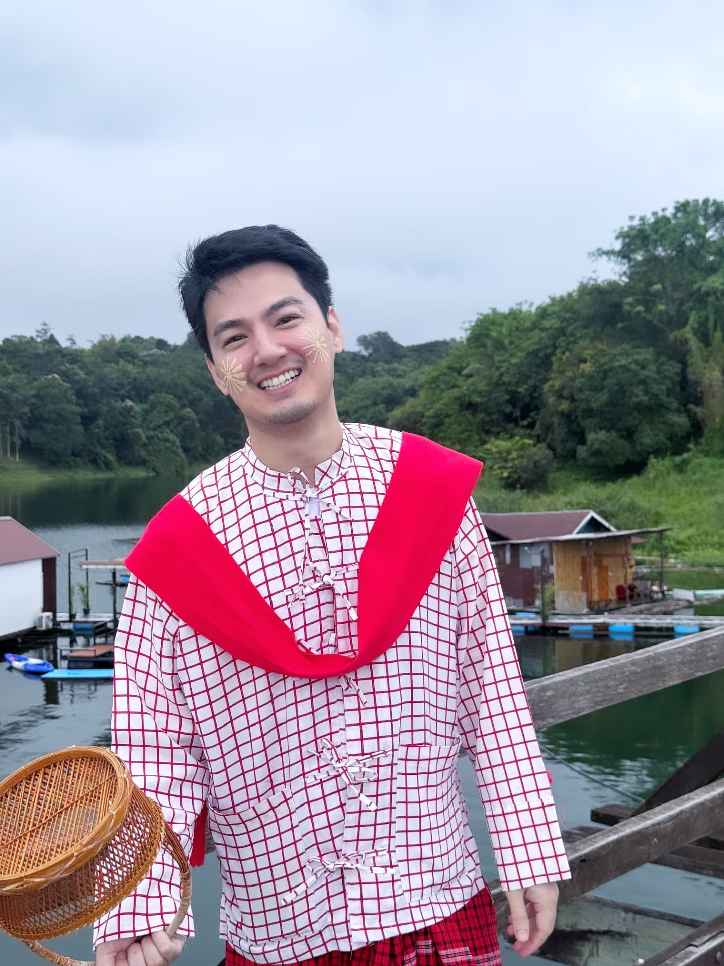 เจมส์ - ภูริพรรธน์ เวชวงศาเตชาวัชร์