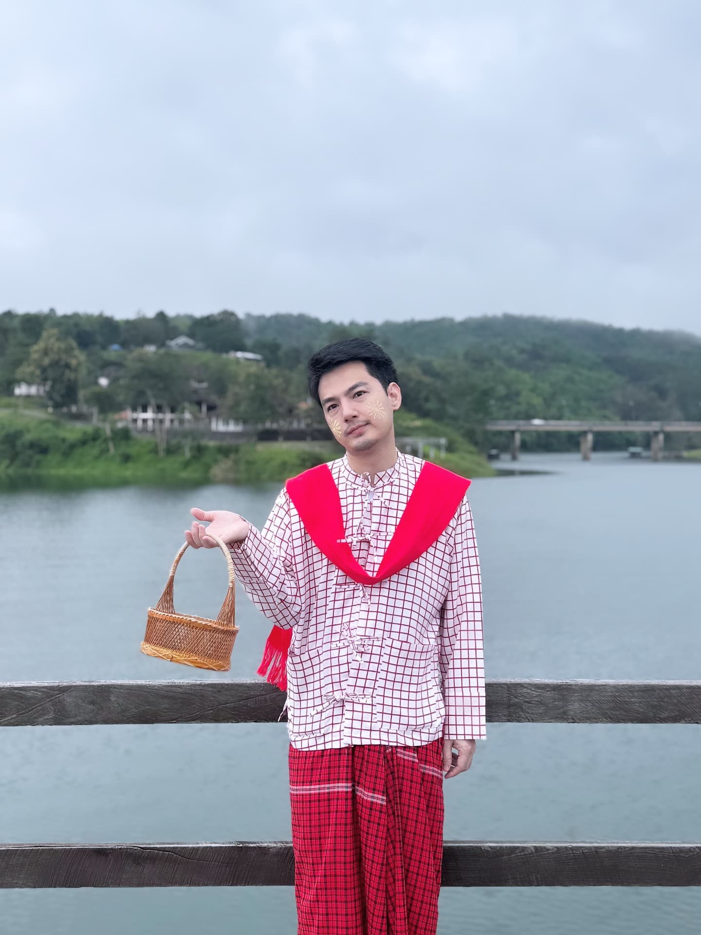 เจมส์ - ภูริพรรธน์ เวชวงศาเตชาวัชร์
