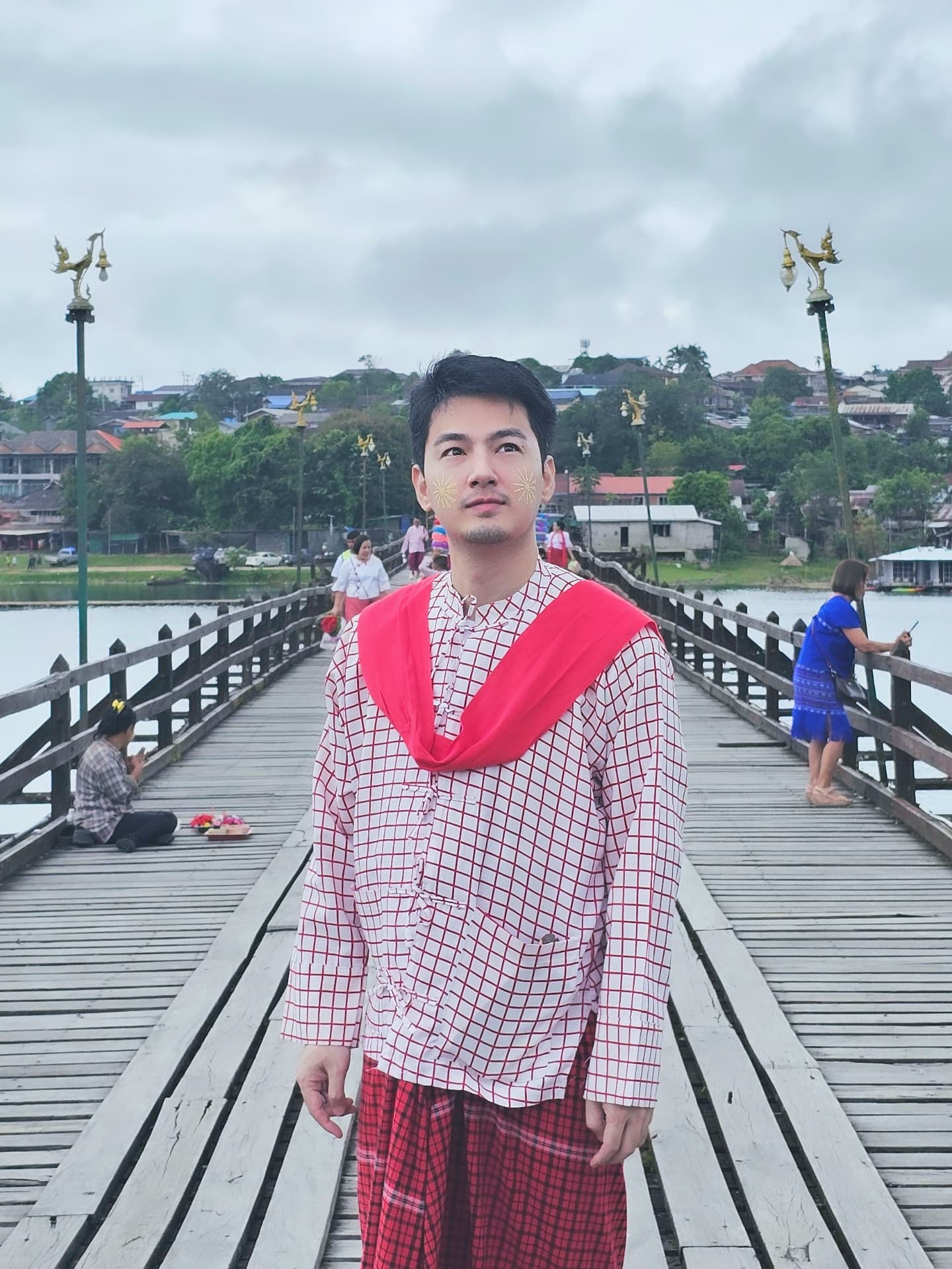 เจมส์ - ภูริพรรธน์ เวชวงศาเตชาวัชร์