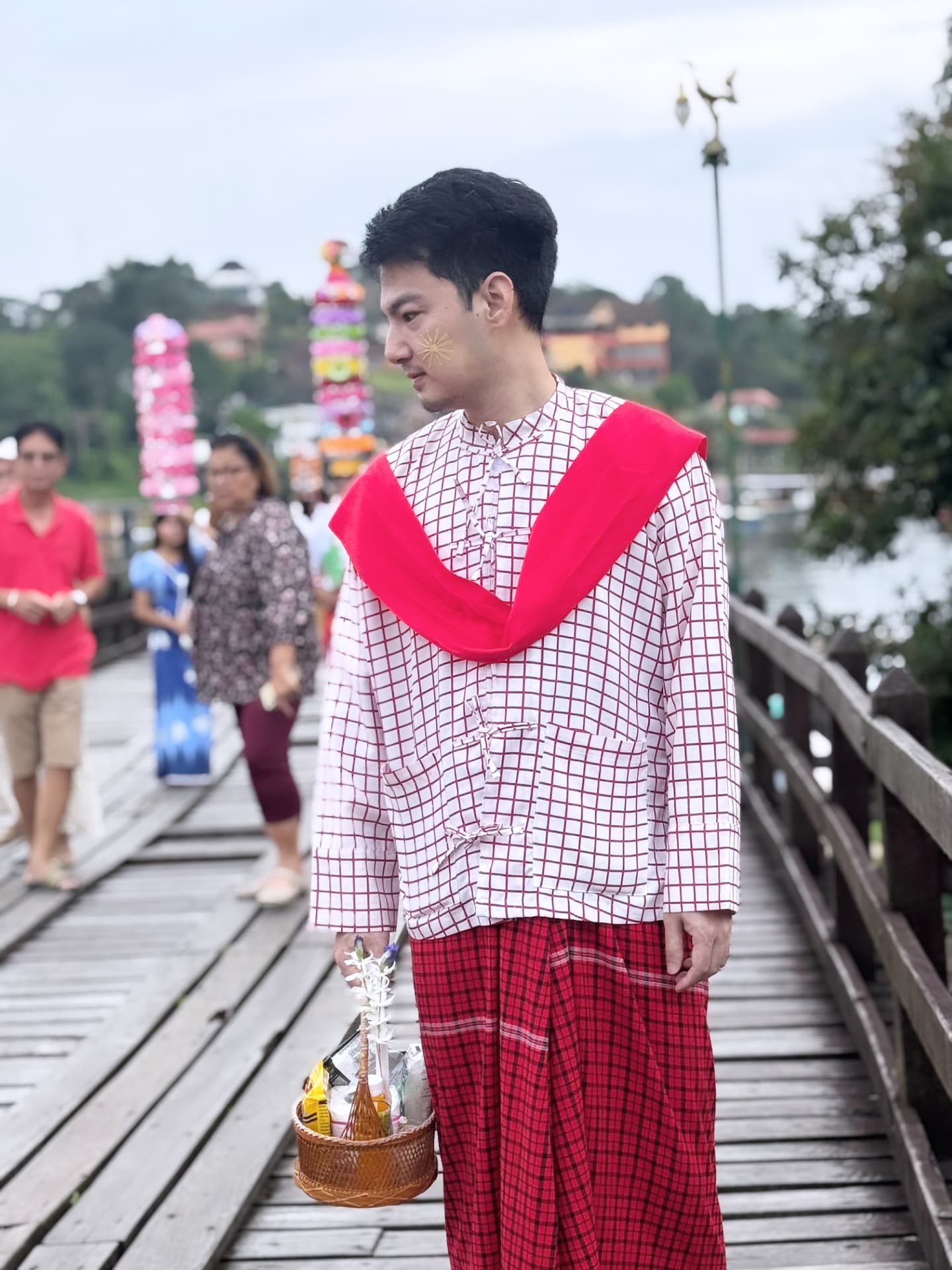 เจมส์ - ภูริพรรธน์ เวชวงศาเตชาวัชร์