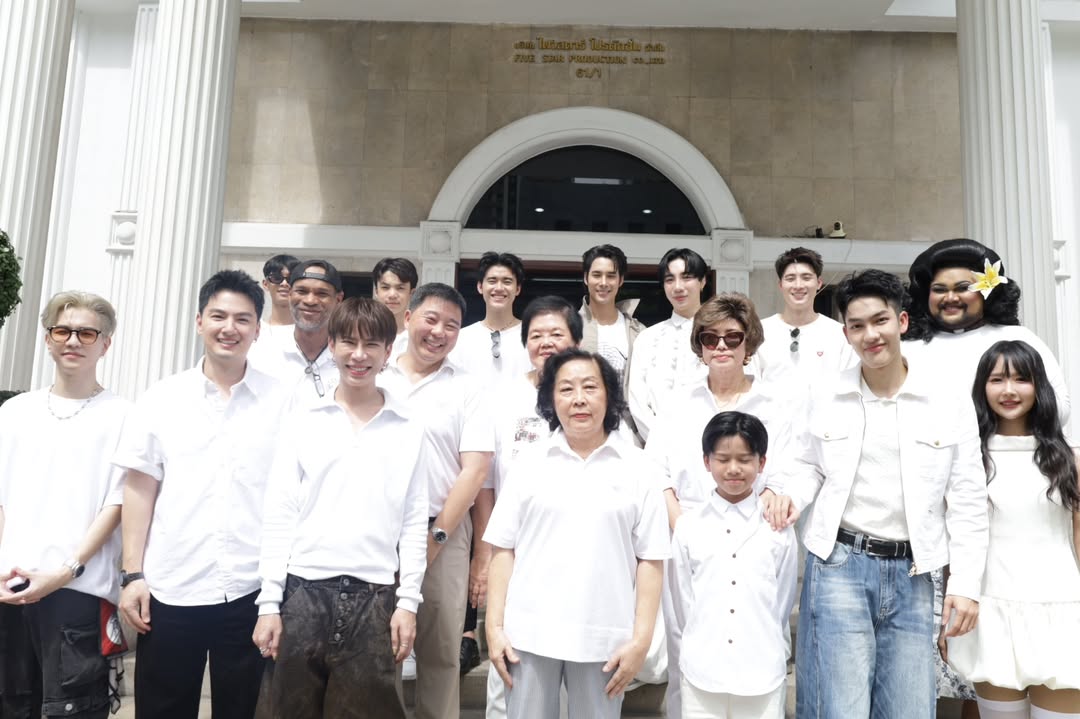 เจมส์ - ภูริพรรธน์ เวชวงศาเตชาวัชร์