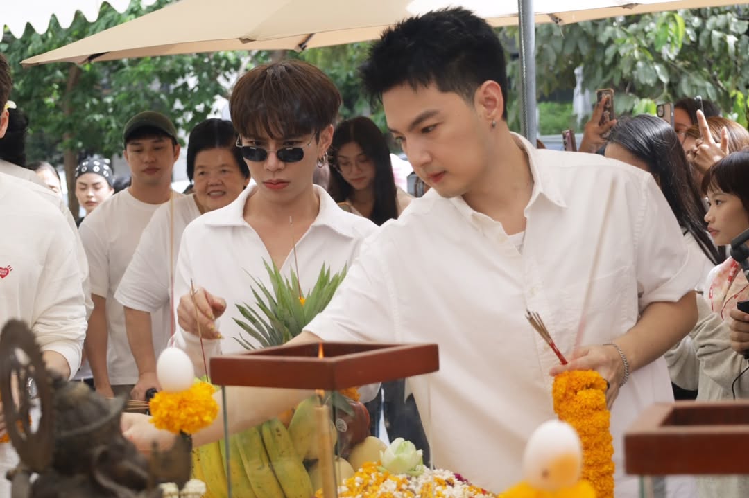 เจมส์ - ภูริพรรธน์ เวชวงศาเตชาวัชร์