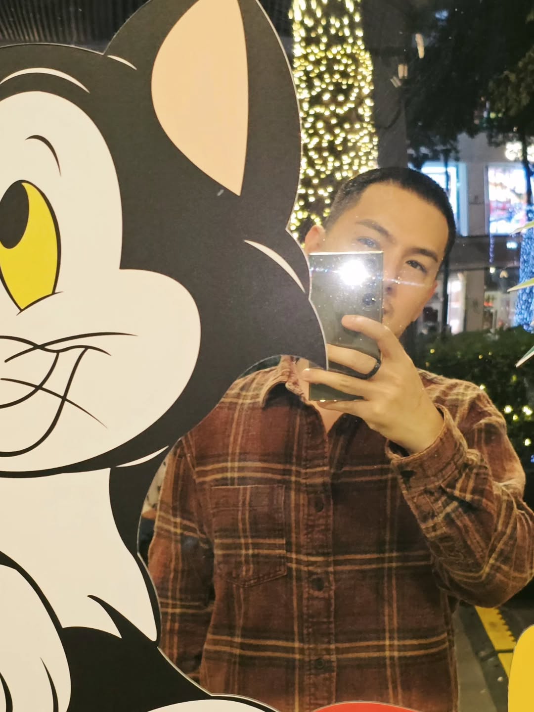 เจมส์ - ภูริพรรธน์ เวชวงศาเตชาวัชร์