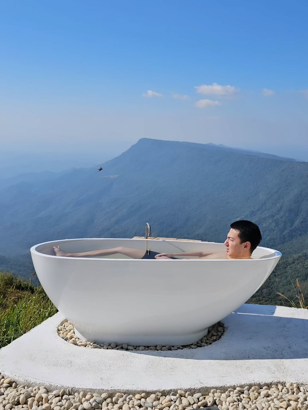 เจมส์ - ภูริพรรธน์ เวชวงศาเตชาวัชร์