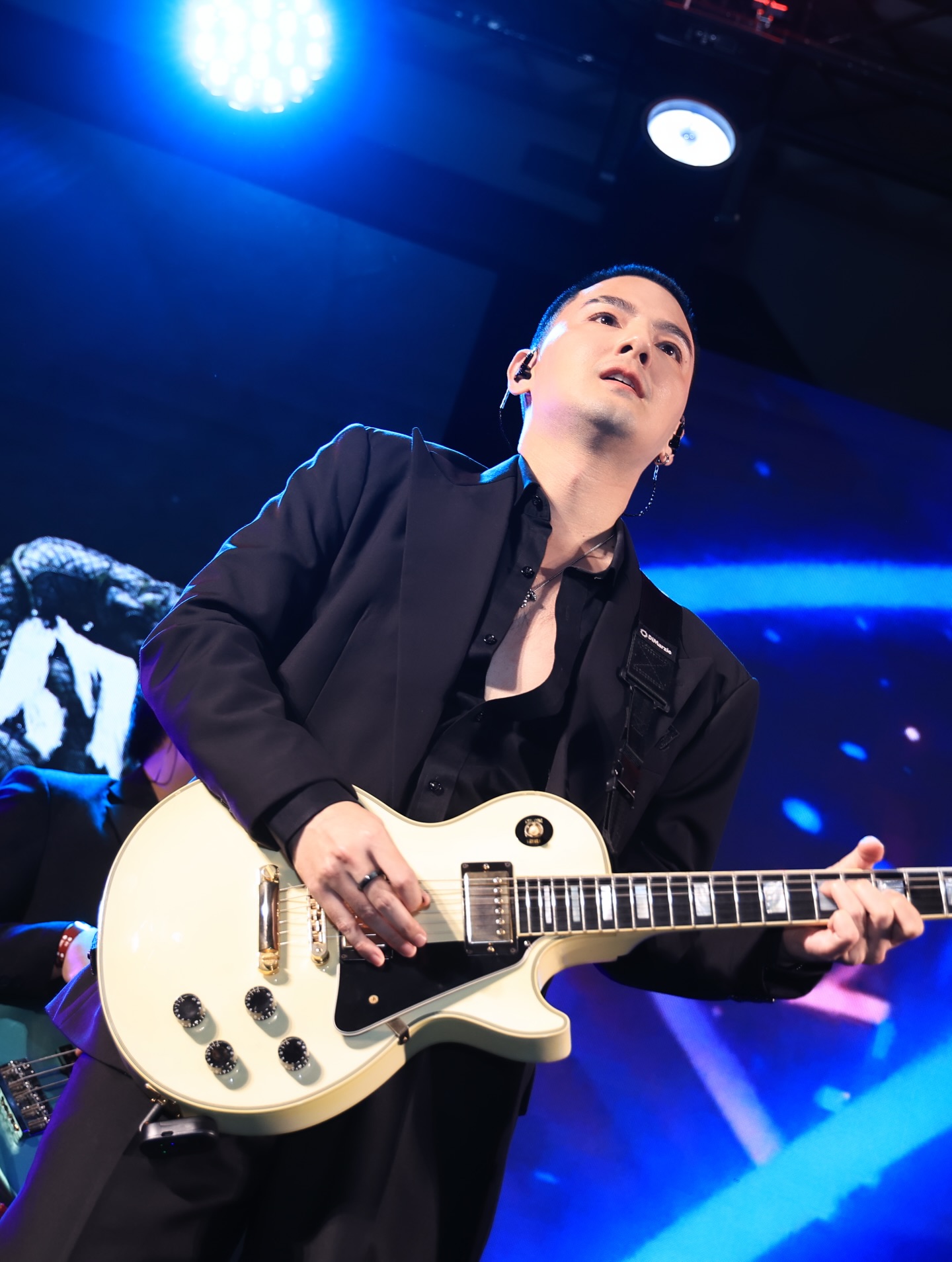 เจมส์ - ภูริพรรธน์ เวชวงศาเตชาวัชร์