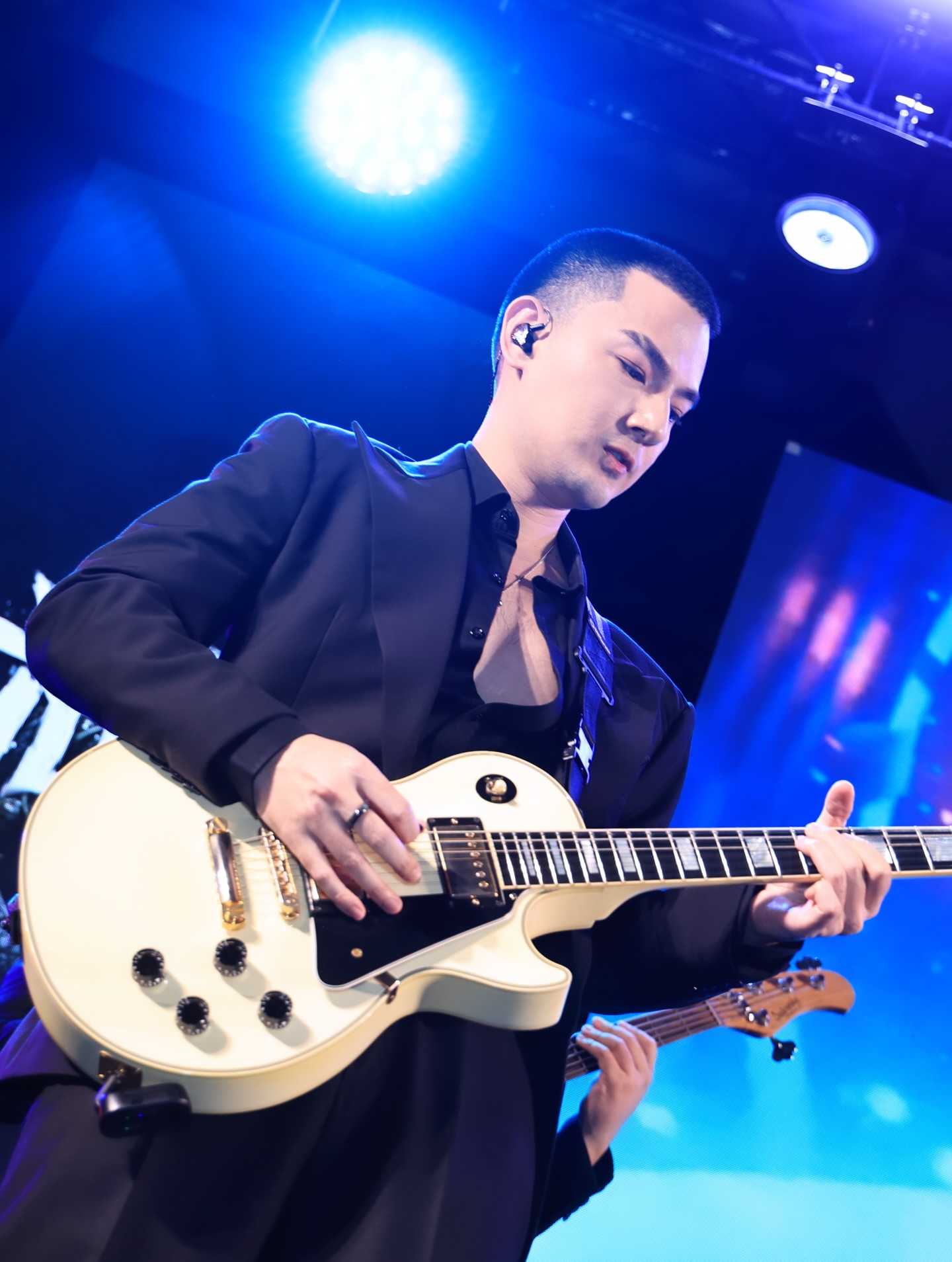 เจมส์ - ภูริพรรธน์ เวชวงศาเตชาวัชร์