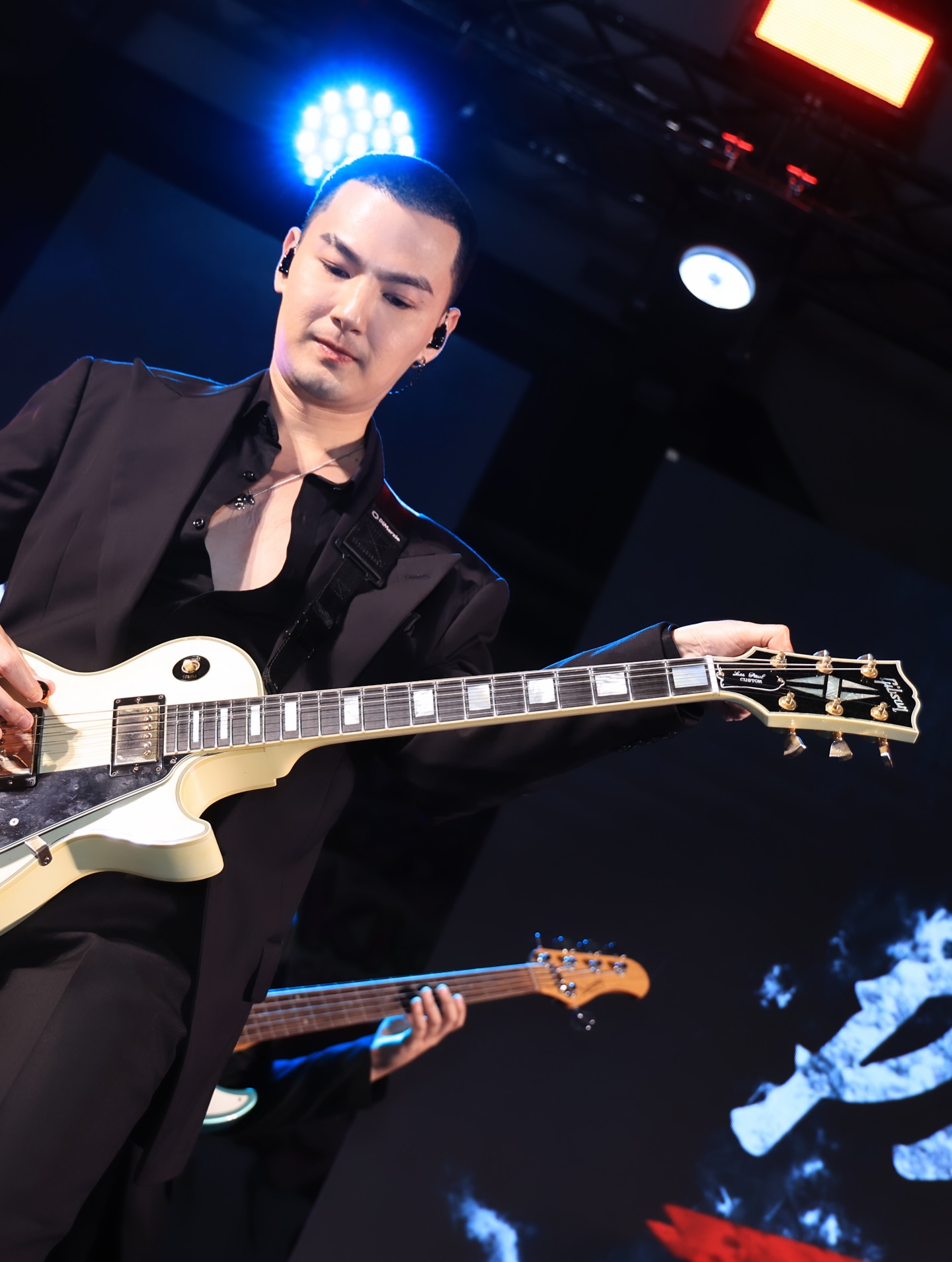 เจมส์ - ภูริพรรธน์ เวชวงศาเตชาวัชร์