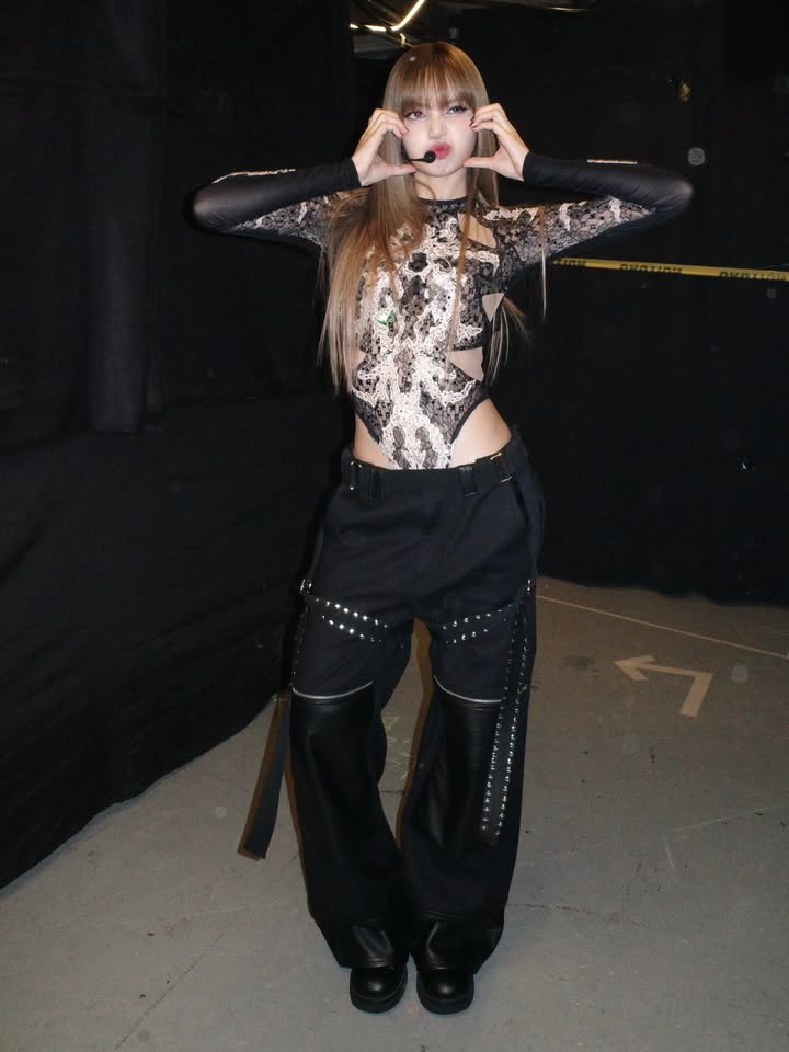 ลิซ่า - ลลิษา มโนบาล