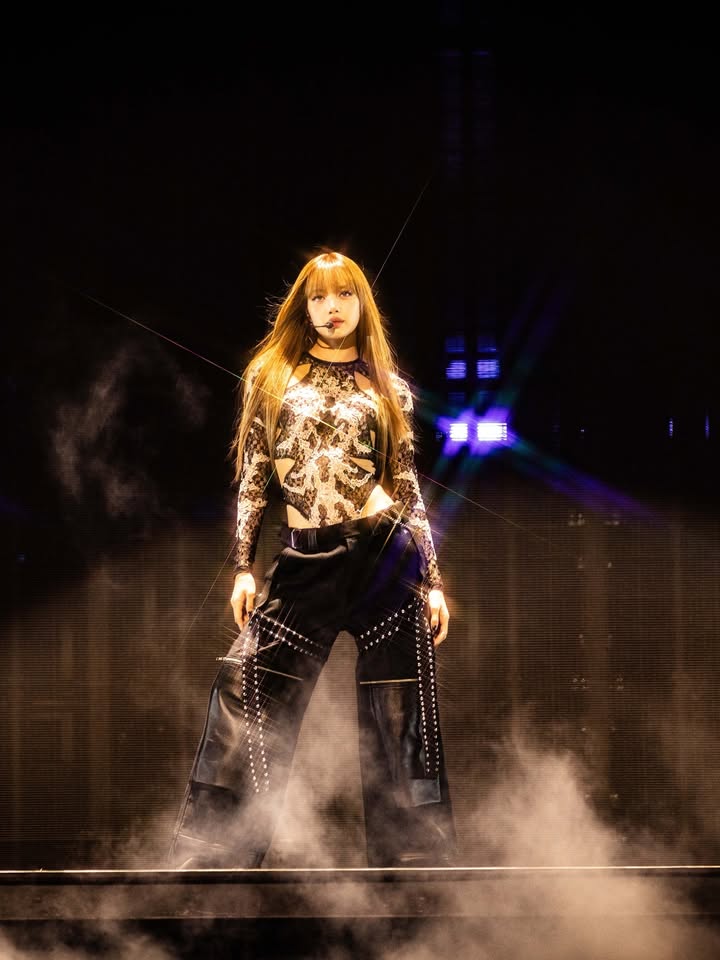 ลิซ่า - ลลิษา มโนบาล