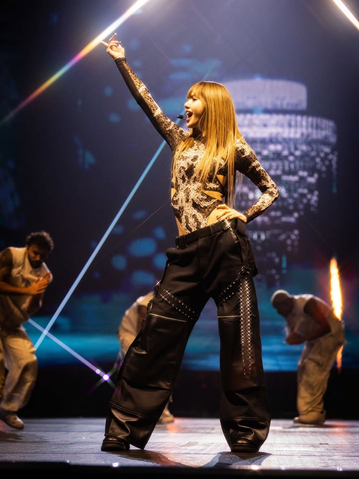 ลิซ่า - ลลิษา มโนบาล