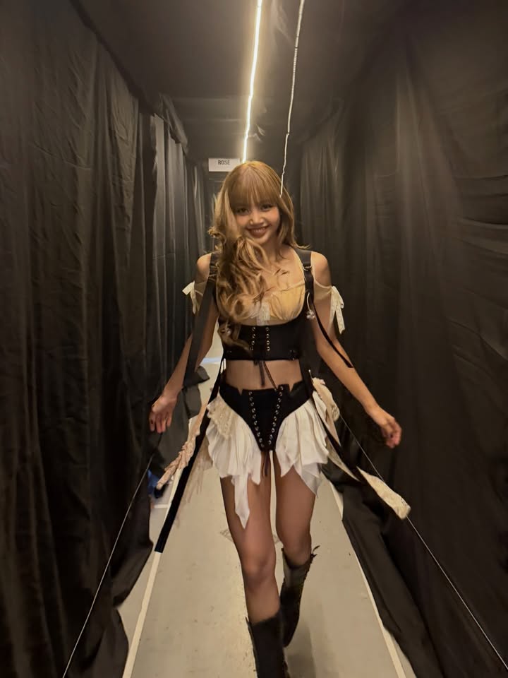 ลิซ่า - ลลิษา มโนบาล