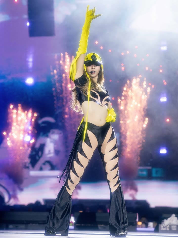 ลิซ่า - ลลิษา มโนบาล