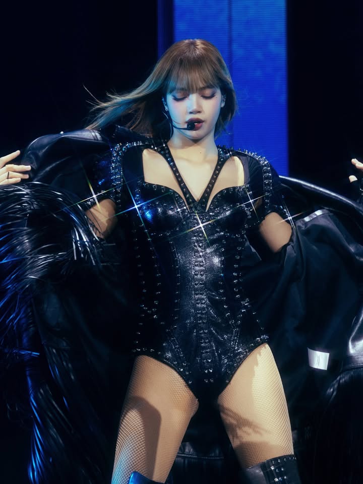 ลิซ่า - ลลิษา มโนบาล