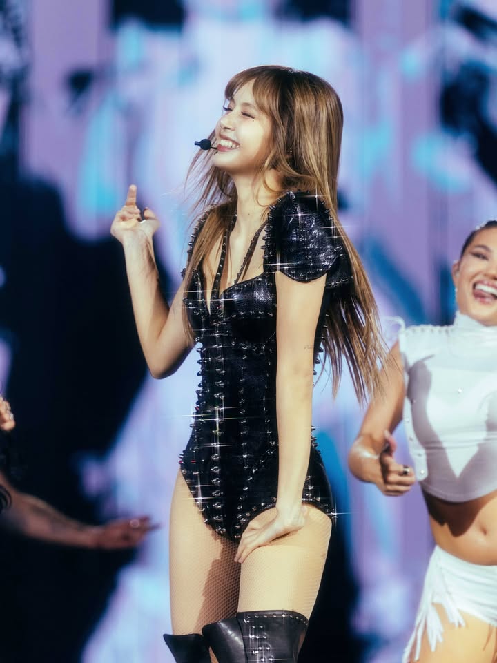 ลิซ่า - ลลิษา มโนบาล