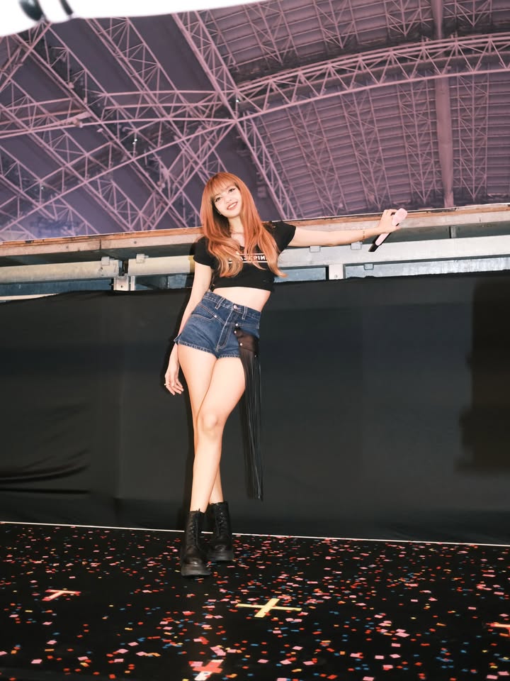 ลิซ่า - ลลิษา มโนบาล