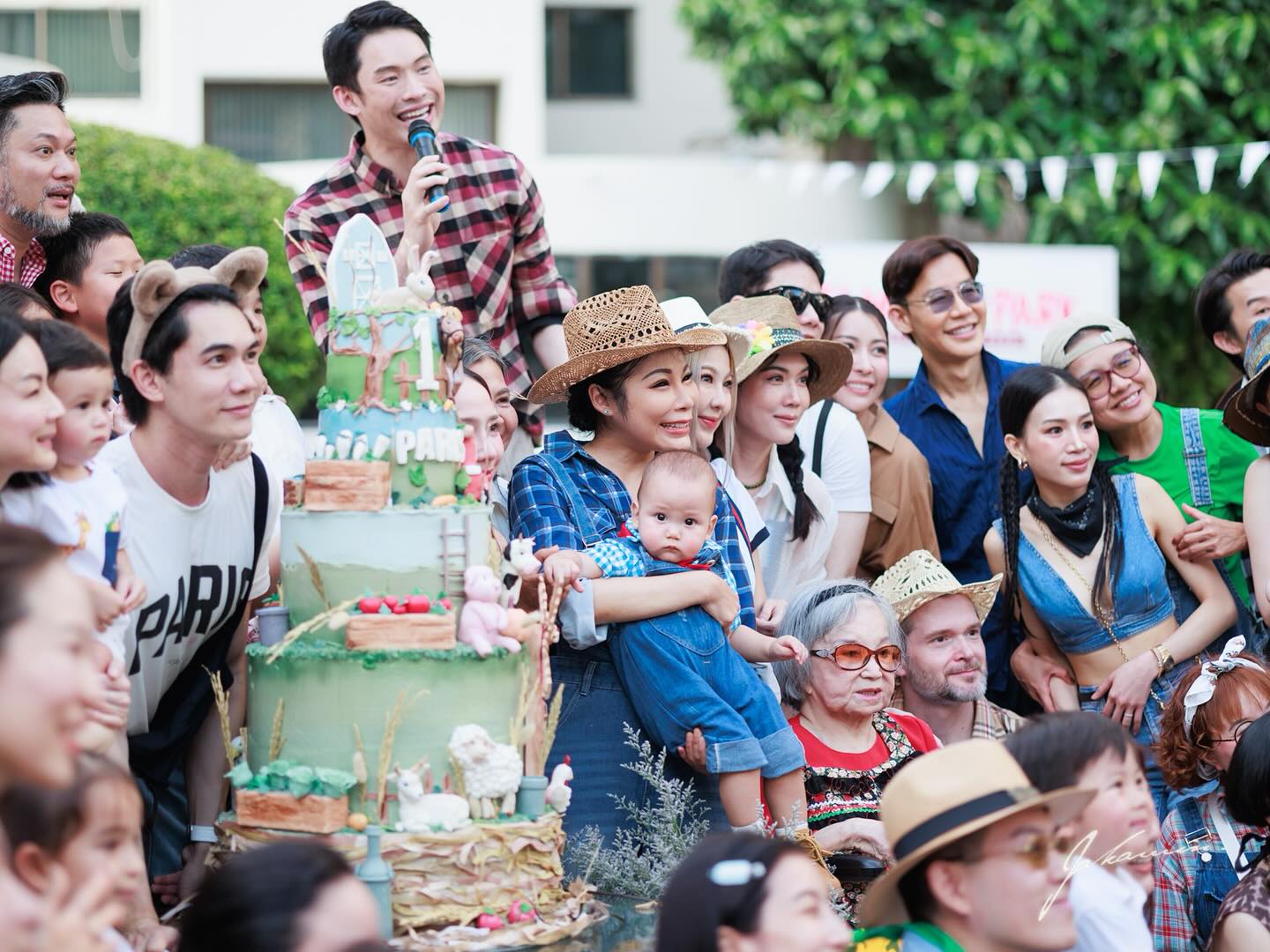 เมย์ เฟื่องอารมย์