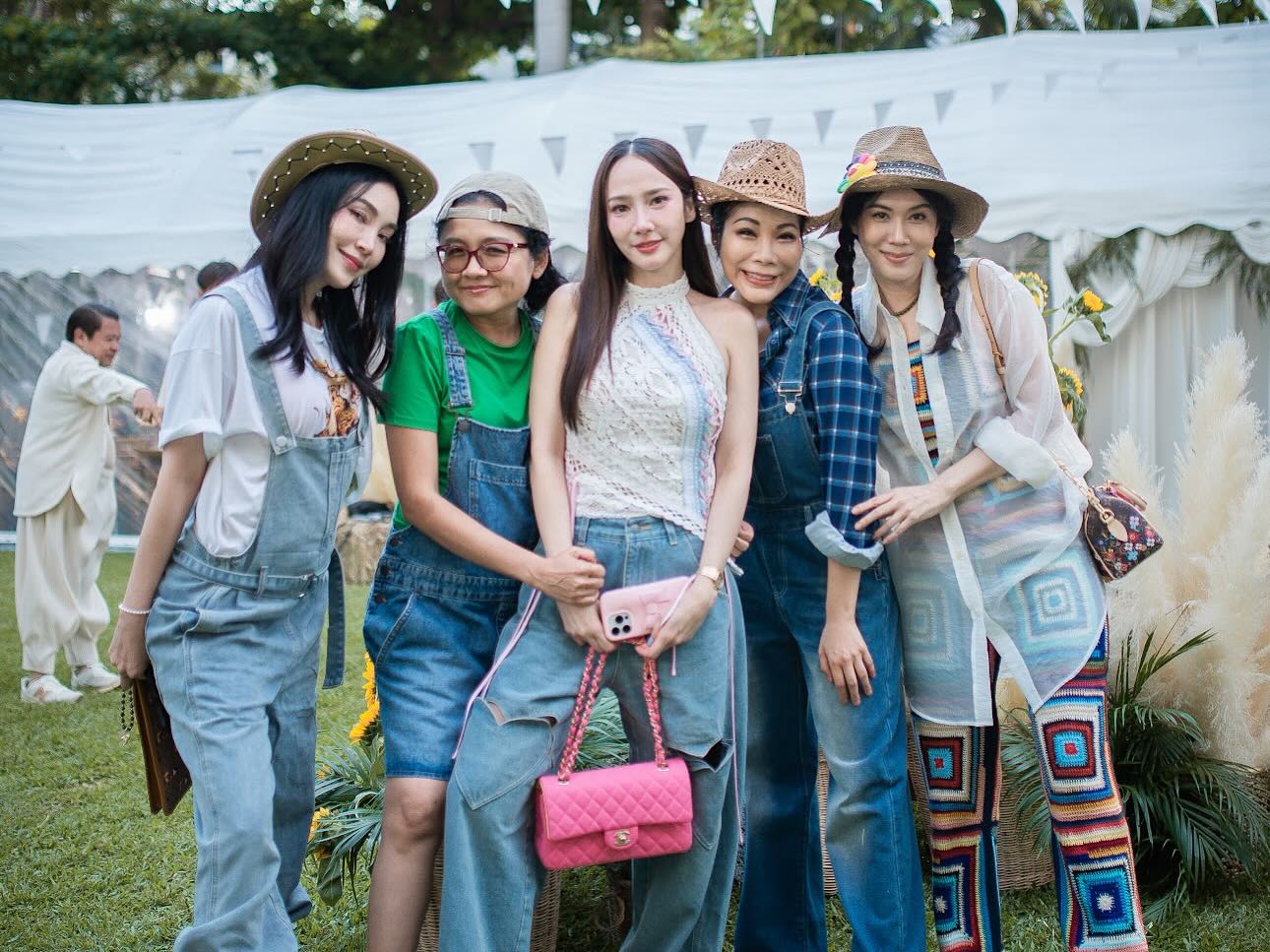 เมย์ เฟื่องอารมย์