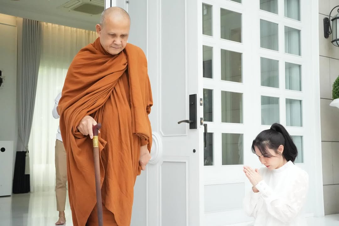 เมย์ เฟื่องอารมย์