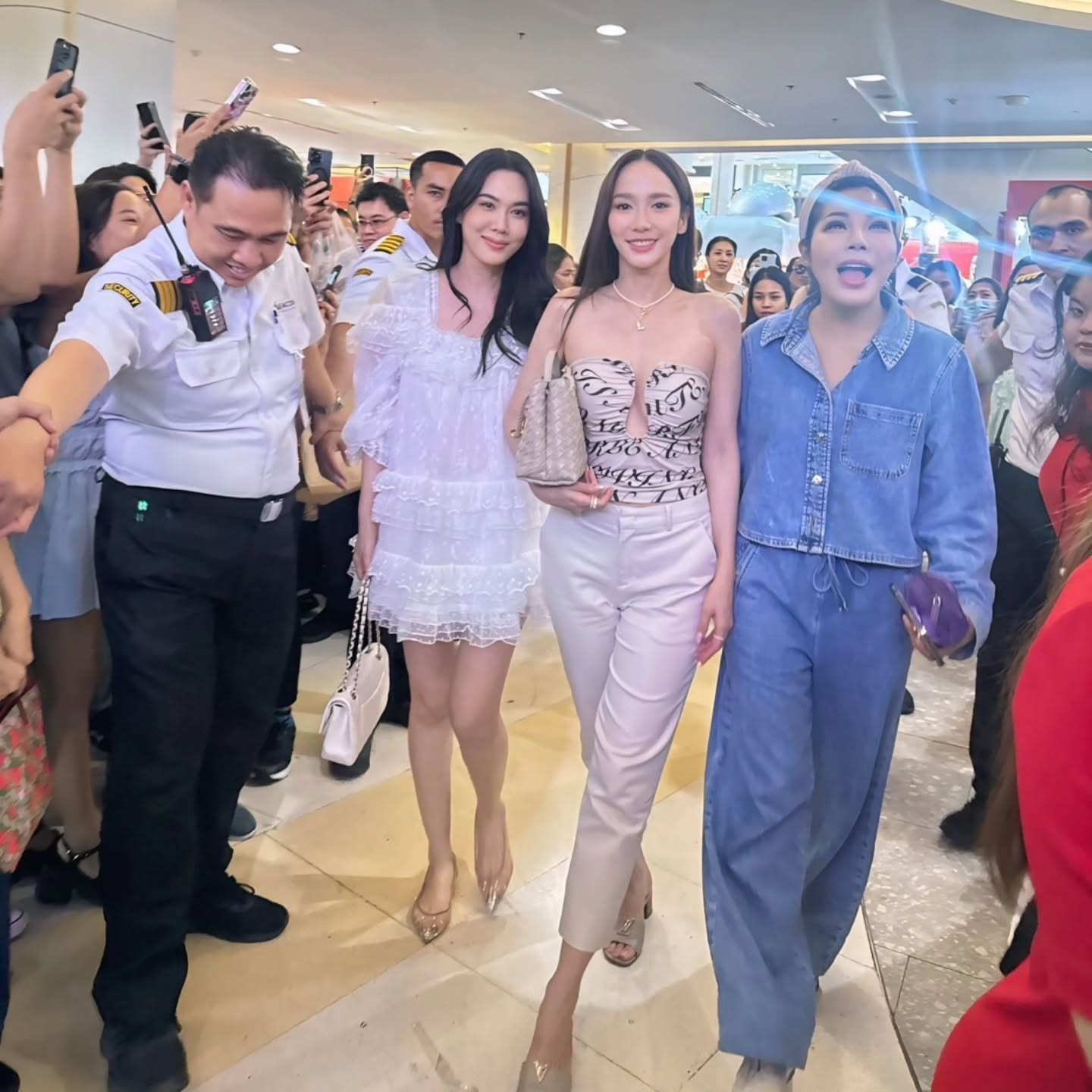 เมย์ เฟื่องอารมย์