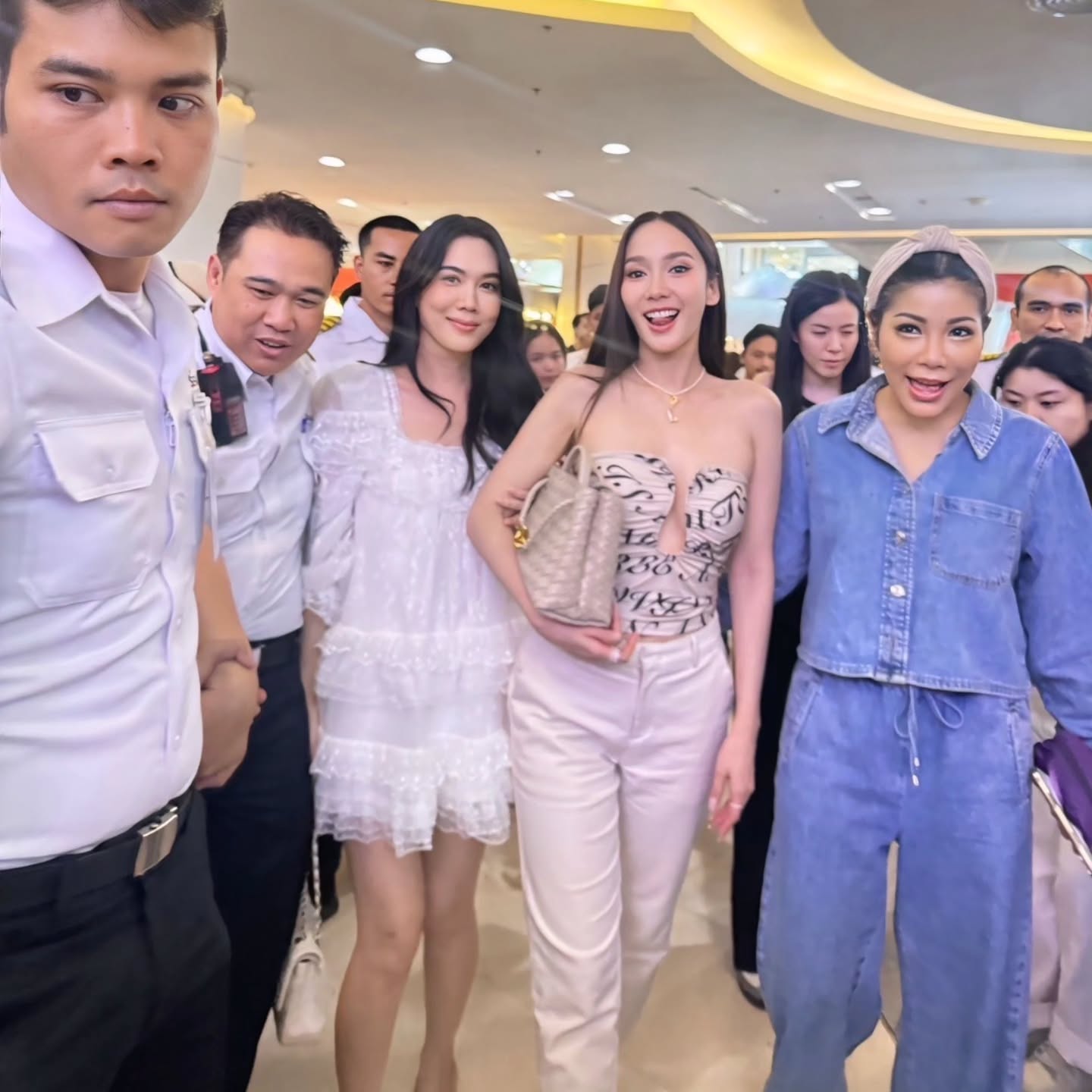 เมย์ เฟื่องอารมย์