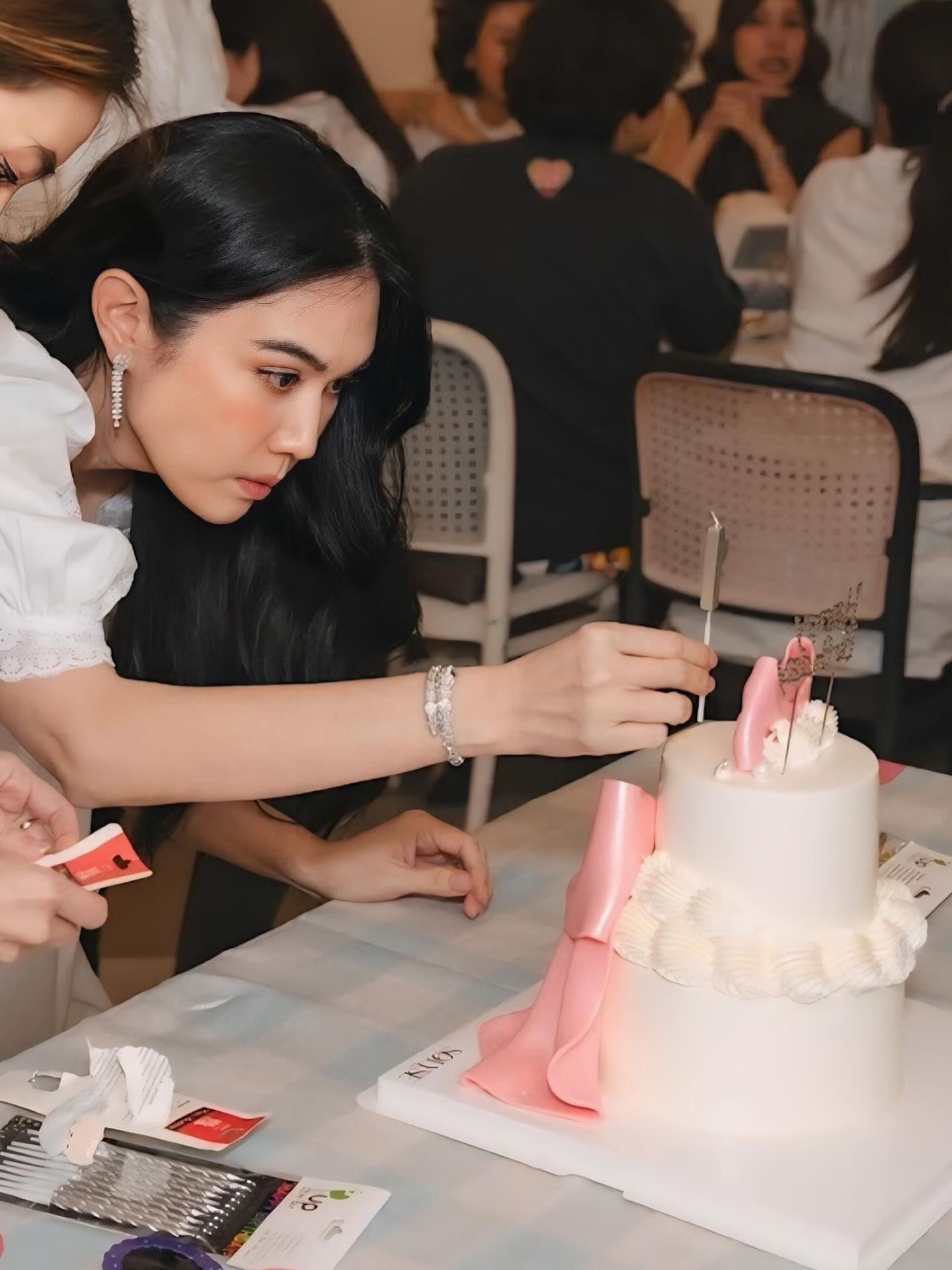 เมย์ เฟื่องอารมย์