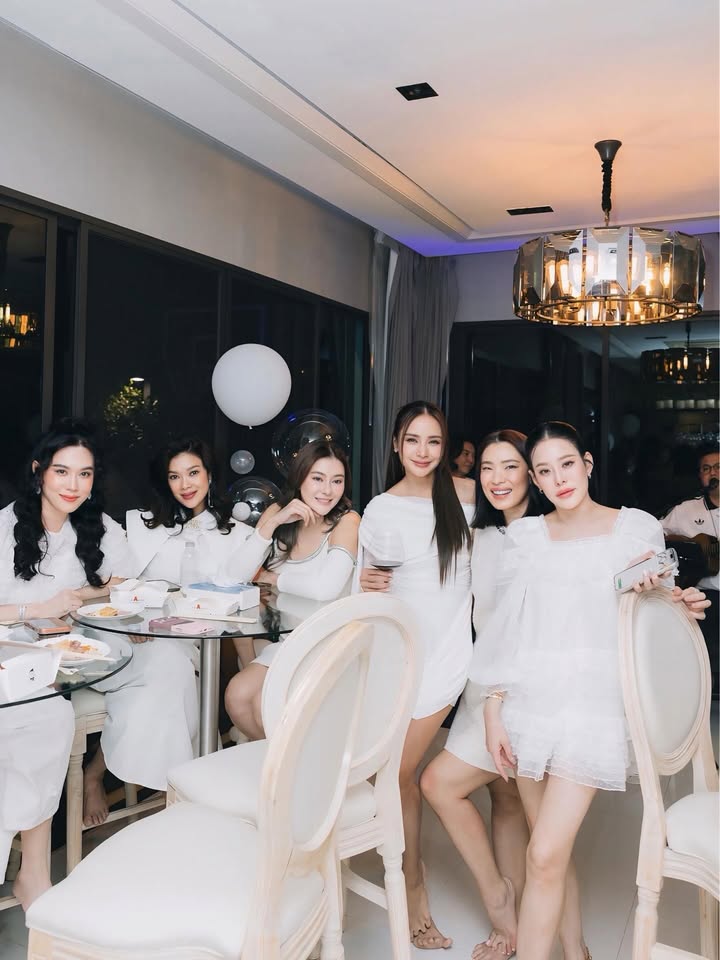 เมย์ เฟื่องอารมย์