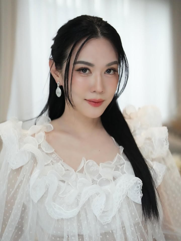 เมย์ เฟื่องอารมย์