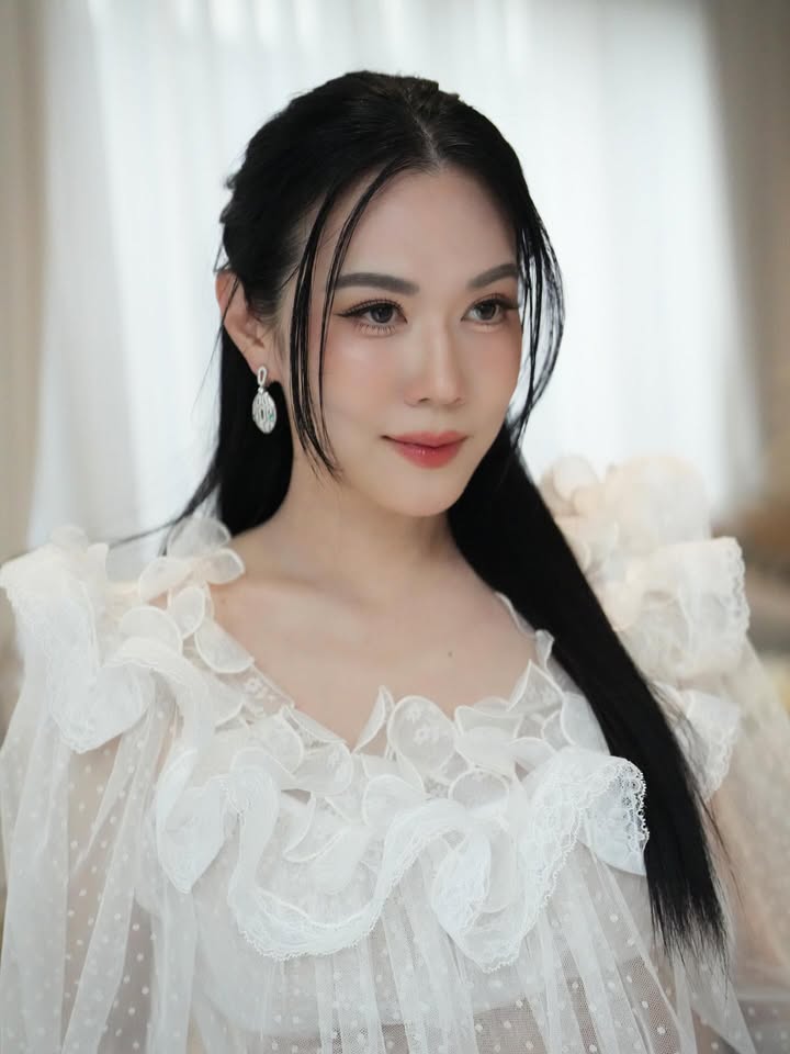 เมย์ เฟื่องอารมย์