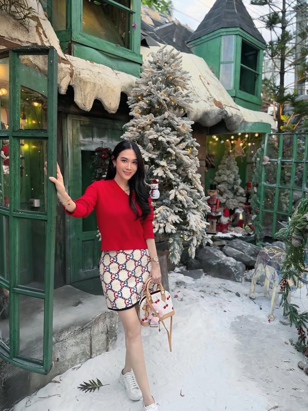 เมย์ เฟื่องอารมย์