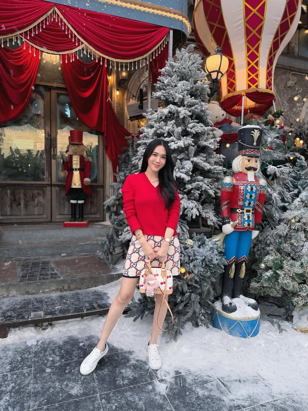 เมย์ เฟื่องอารมย์