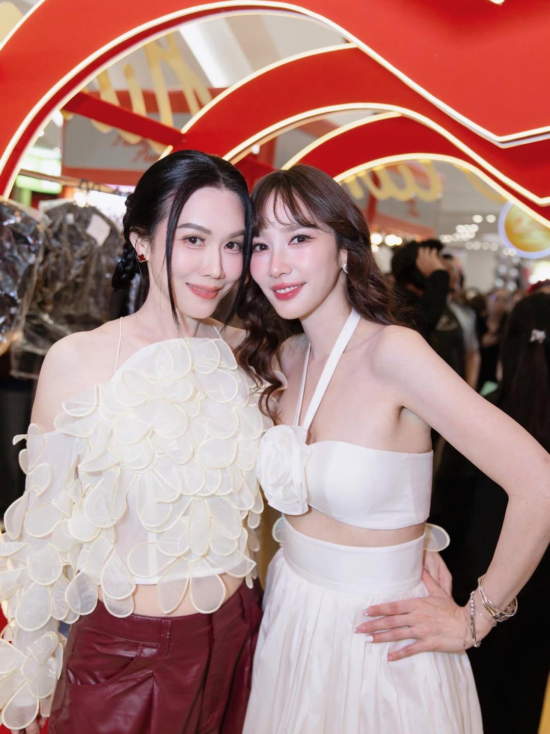 เมย์ เฟื่องอารมย์