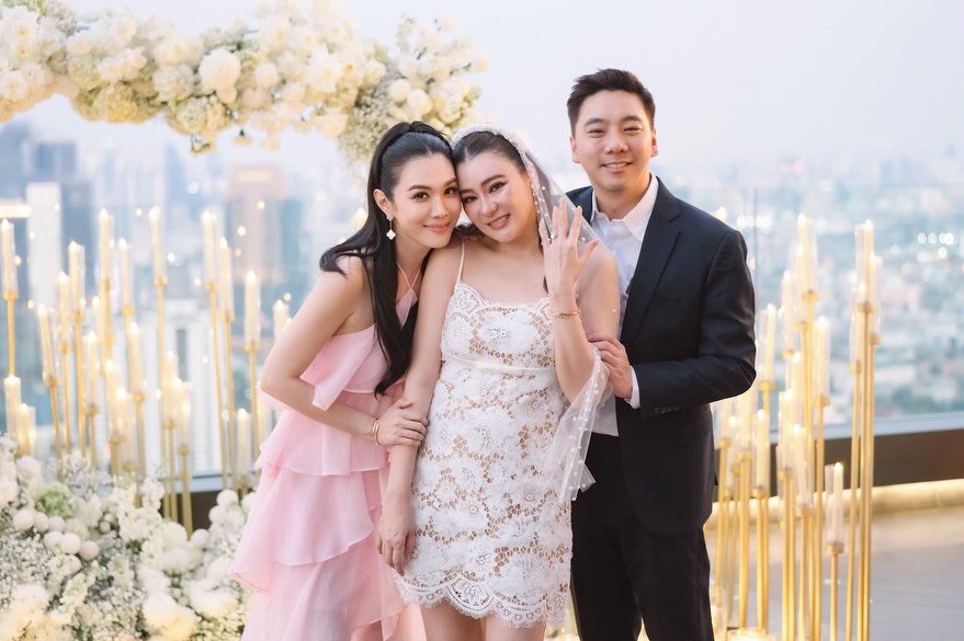 เมย์ เฟื่องอารมย์