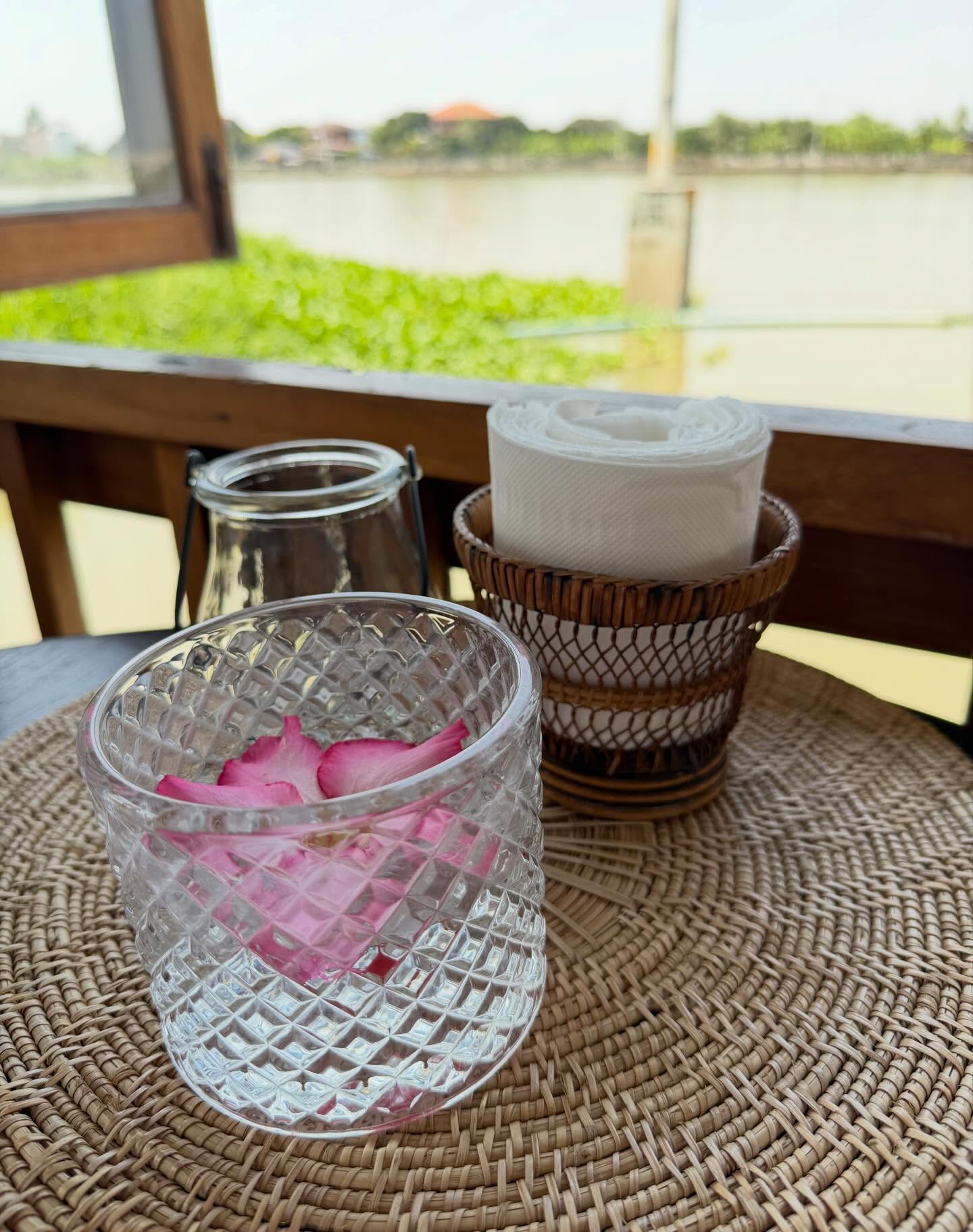 เมย์ เฟื่องอารมย์