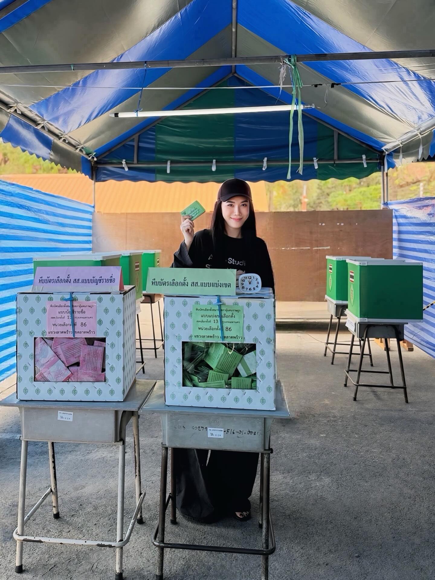 เมย์ เฟื่องอารมย์