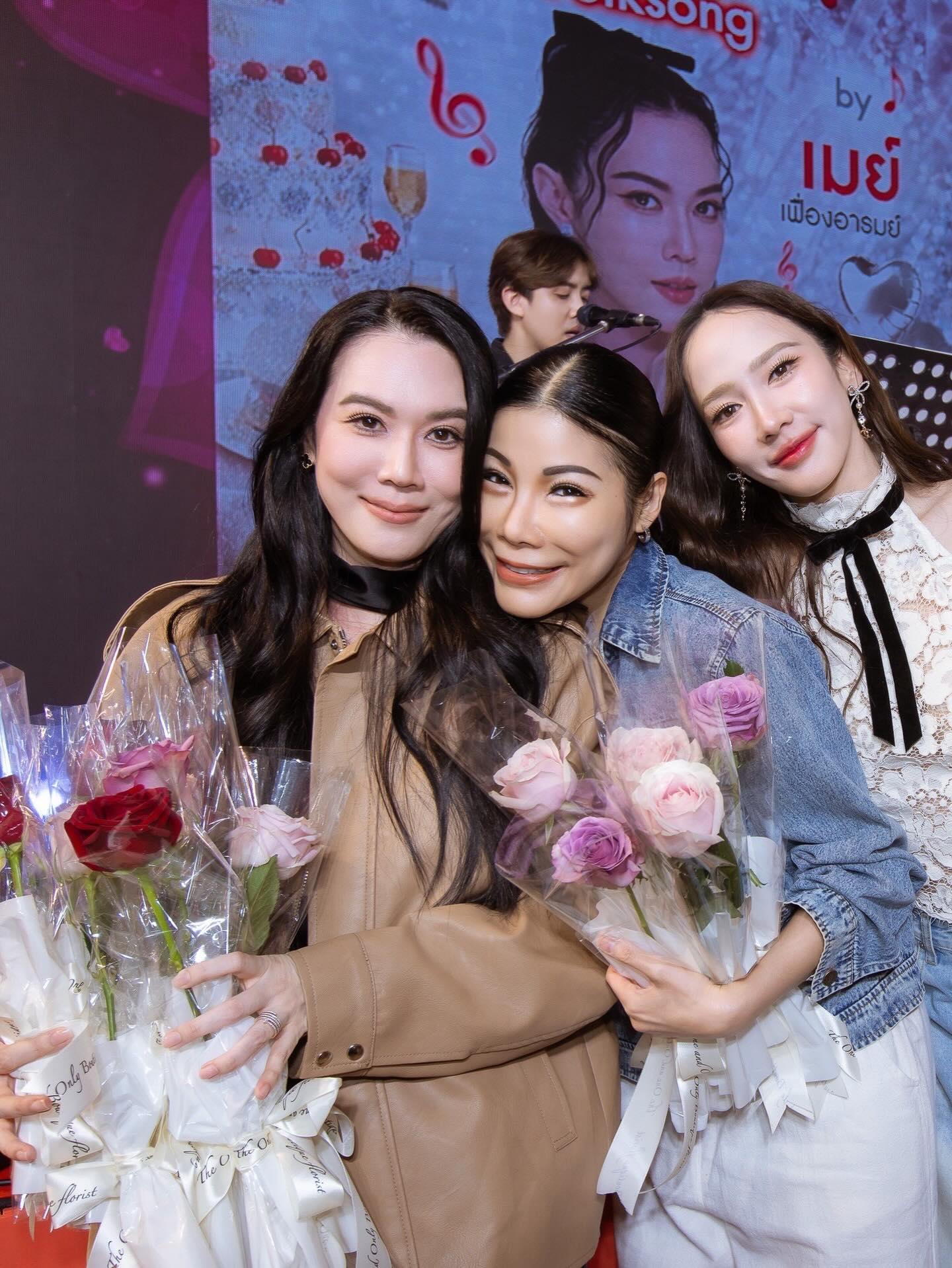 เมย์ เฟื่องอารมย์