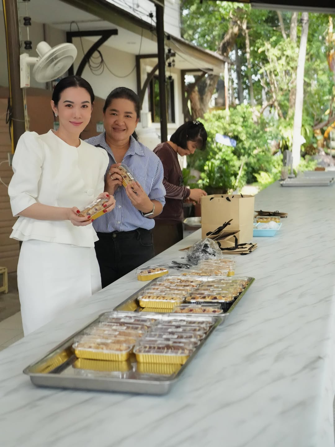 เมย์ เฟื่องอารมย์