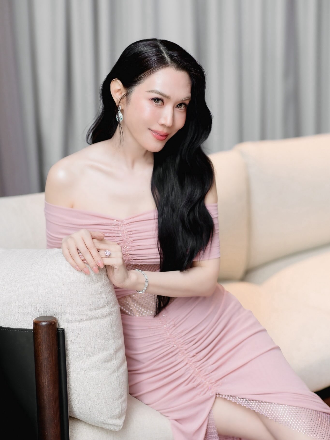 เมย์ เฟื่องอารมย์