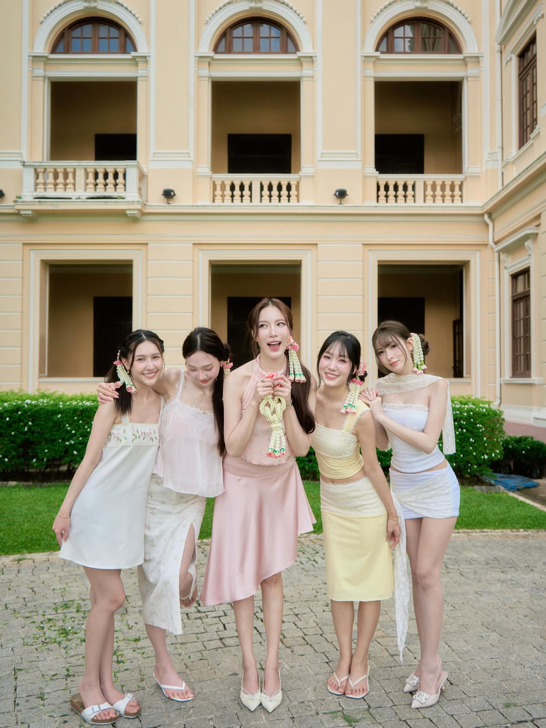 มุก - วรนิษฐ์ ถาวรวงศ์