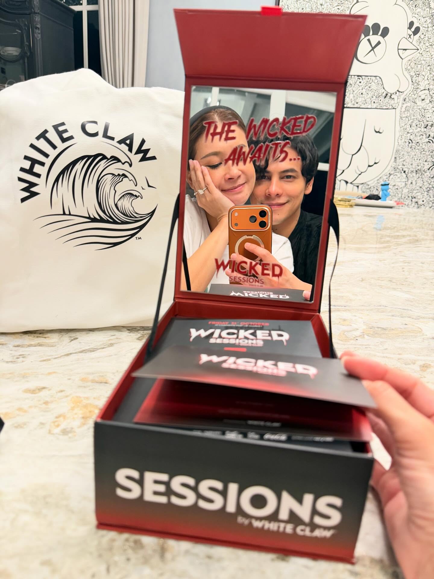 เอมี่ กลิ่นประทุม