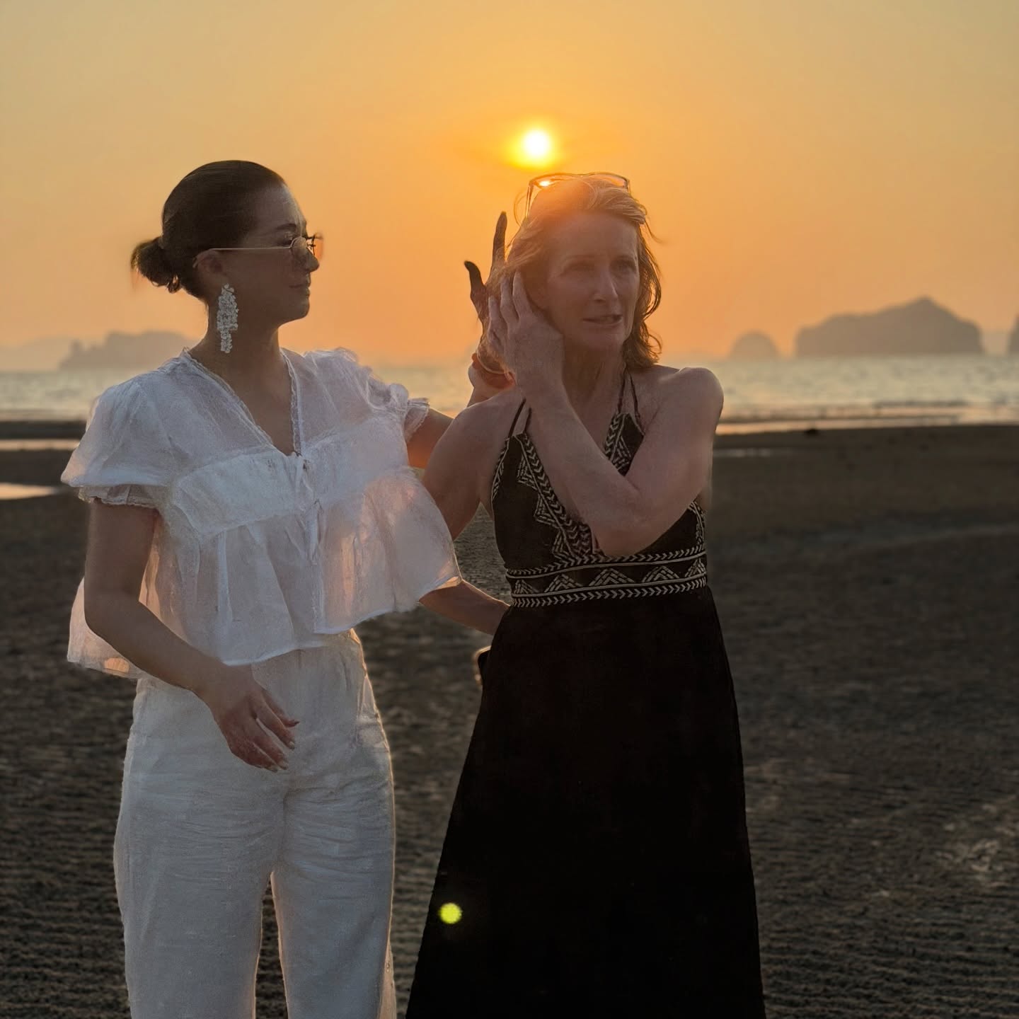 เอมี่ กลิ่นประทุม