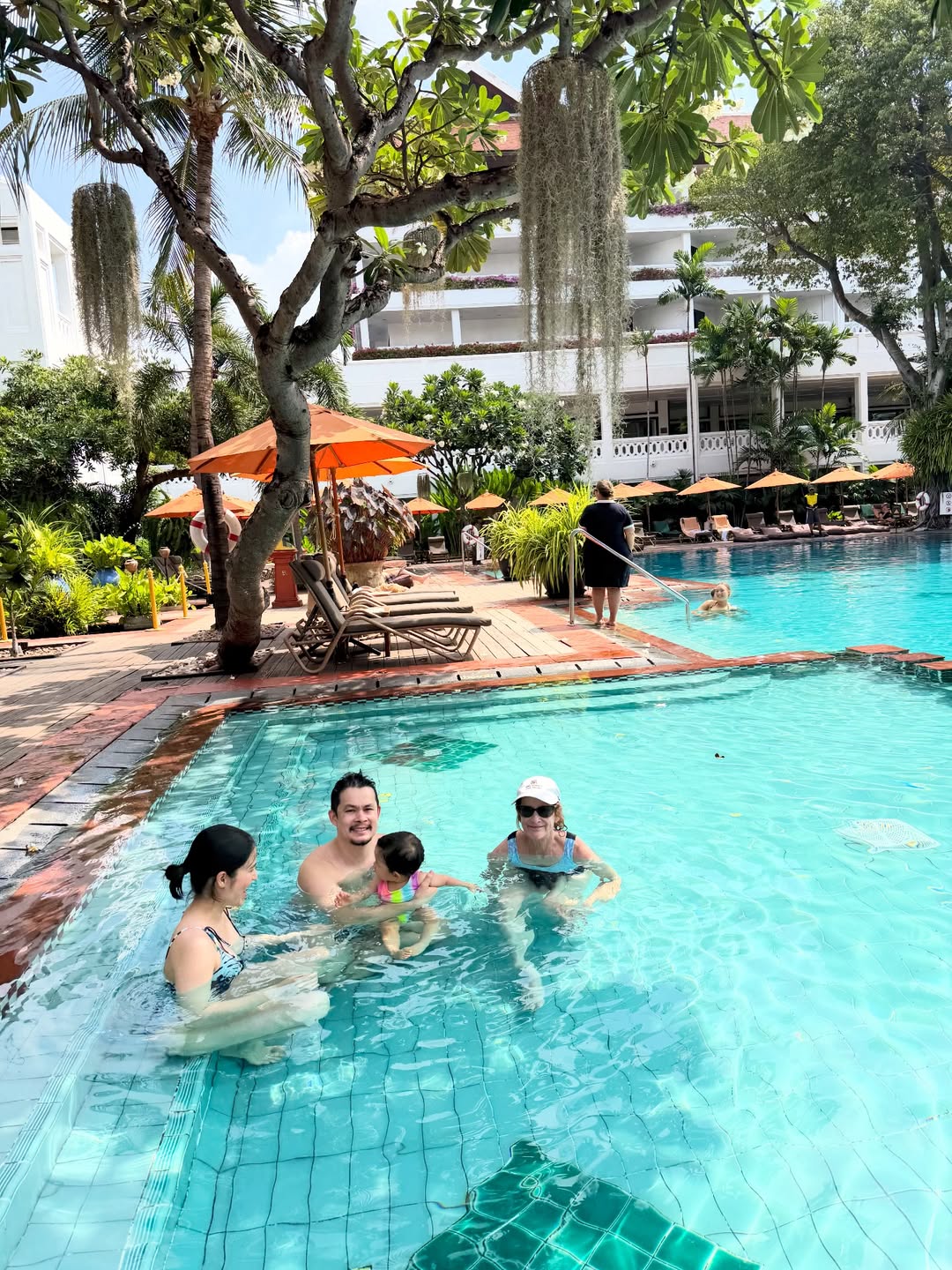 เอมี่ กลิ่นประทุม