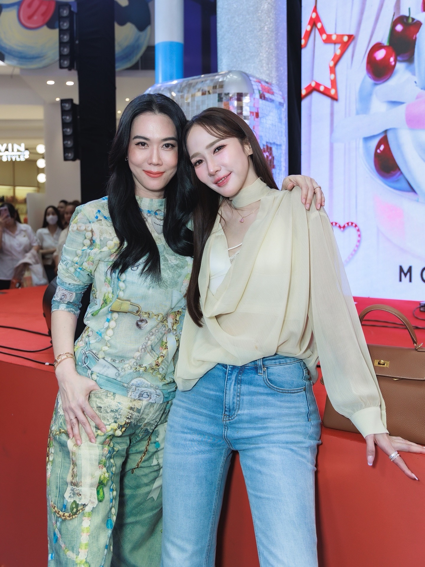 อั้ม - พัชราภา ไชยเชื้อ