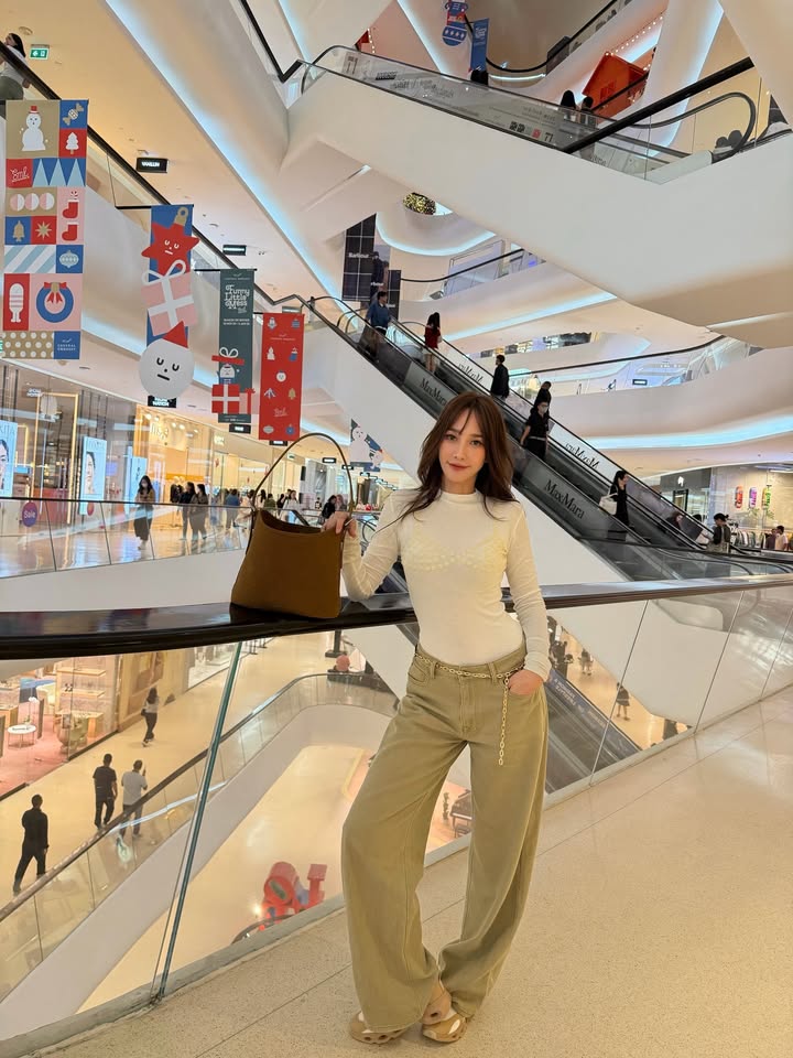 อั้ม - พัชราภา ไชยเชื้อ